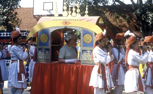 10 Defining Photos From Queen Elizabeth's Visits To India